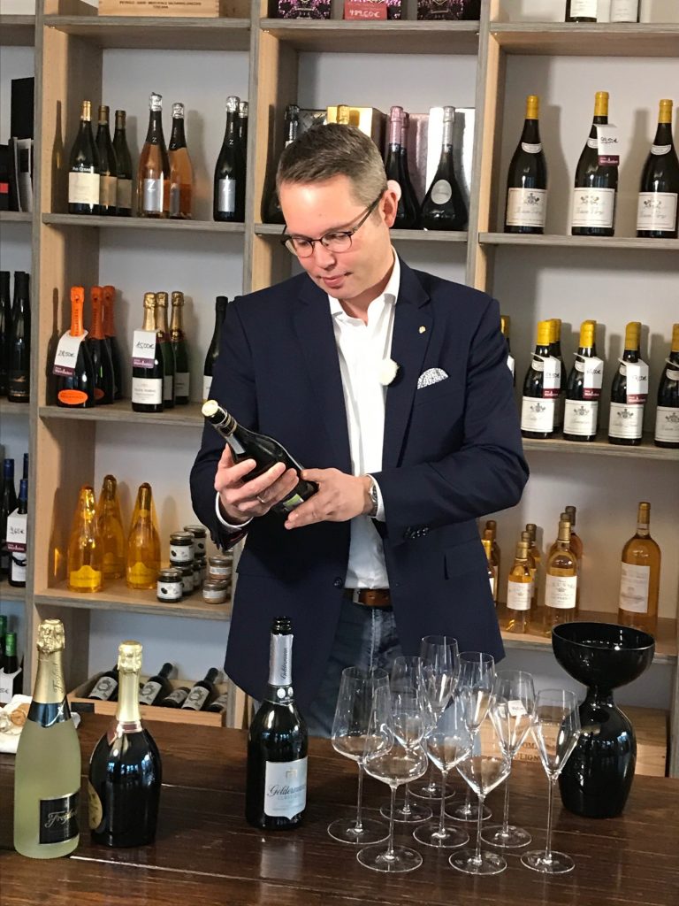 Arno Steguweit bei der Qualitätssicherung